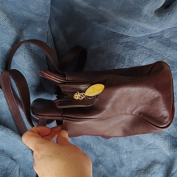 Vintage Etienne Aigner dark brown leather shoulder bag. EUC Preloved - Picture 4 of 16